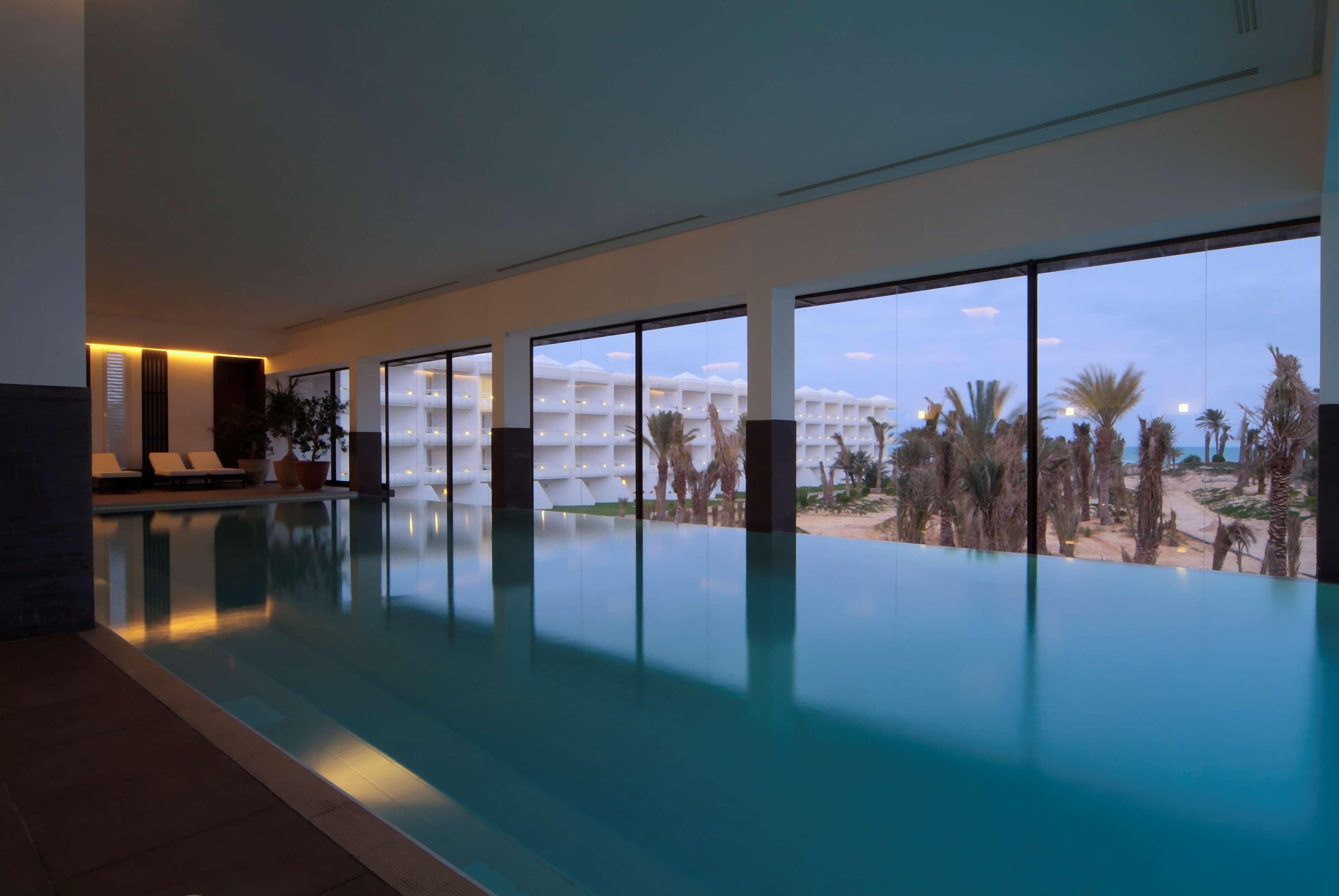 فندق راديسون بلو بالاس ريزورت آند ثالاسو، جربة مزرايا المظهر الخارجي الصورة The swimming pool at the hotel