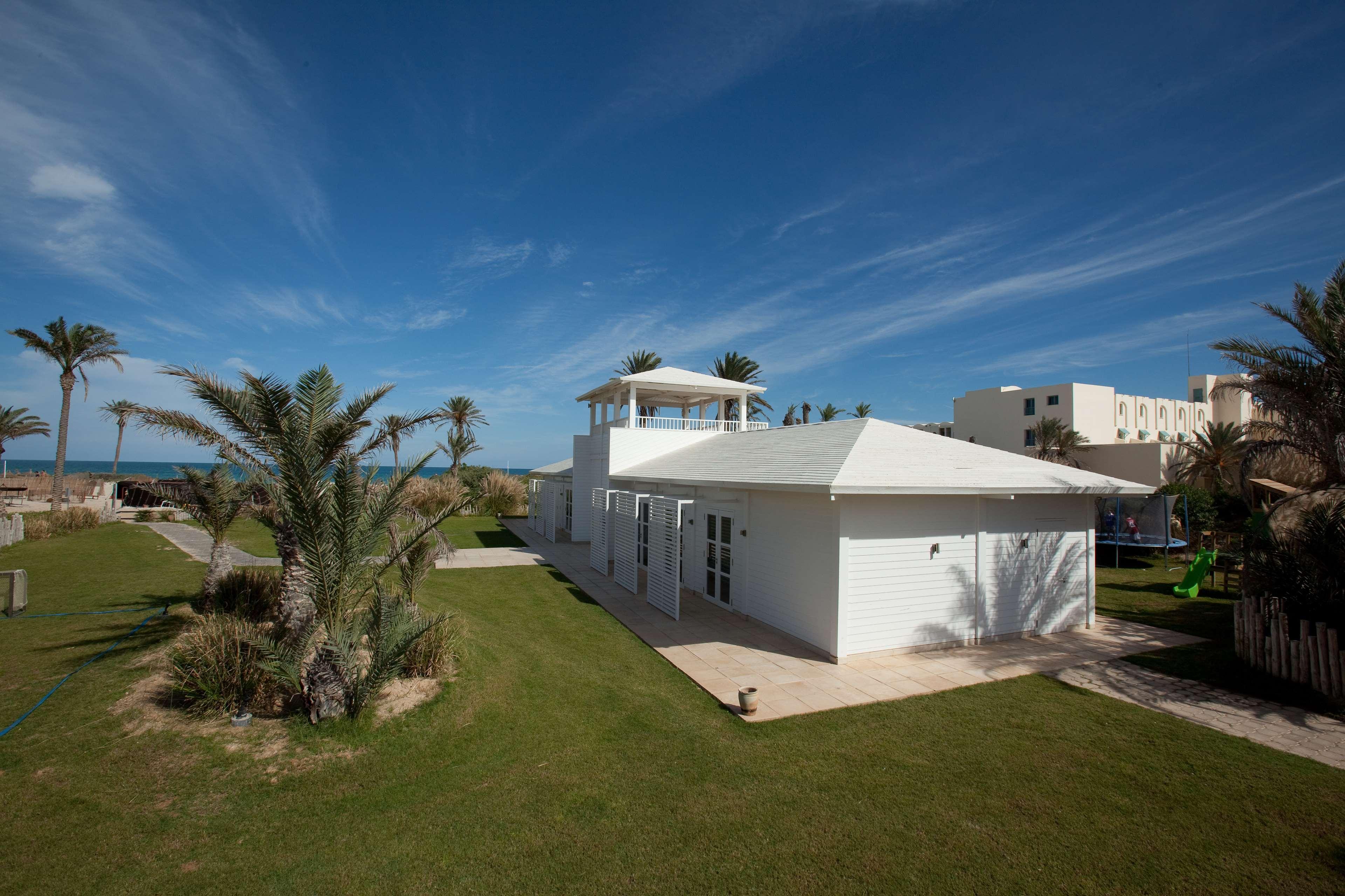 فندق راديسون بلو بالاس ريزورت آند ثالاسو، جربة مزرايا المظهر الخارجي الصورة The clubhouse at the Dunes Golf Course