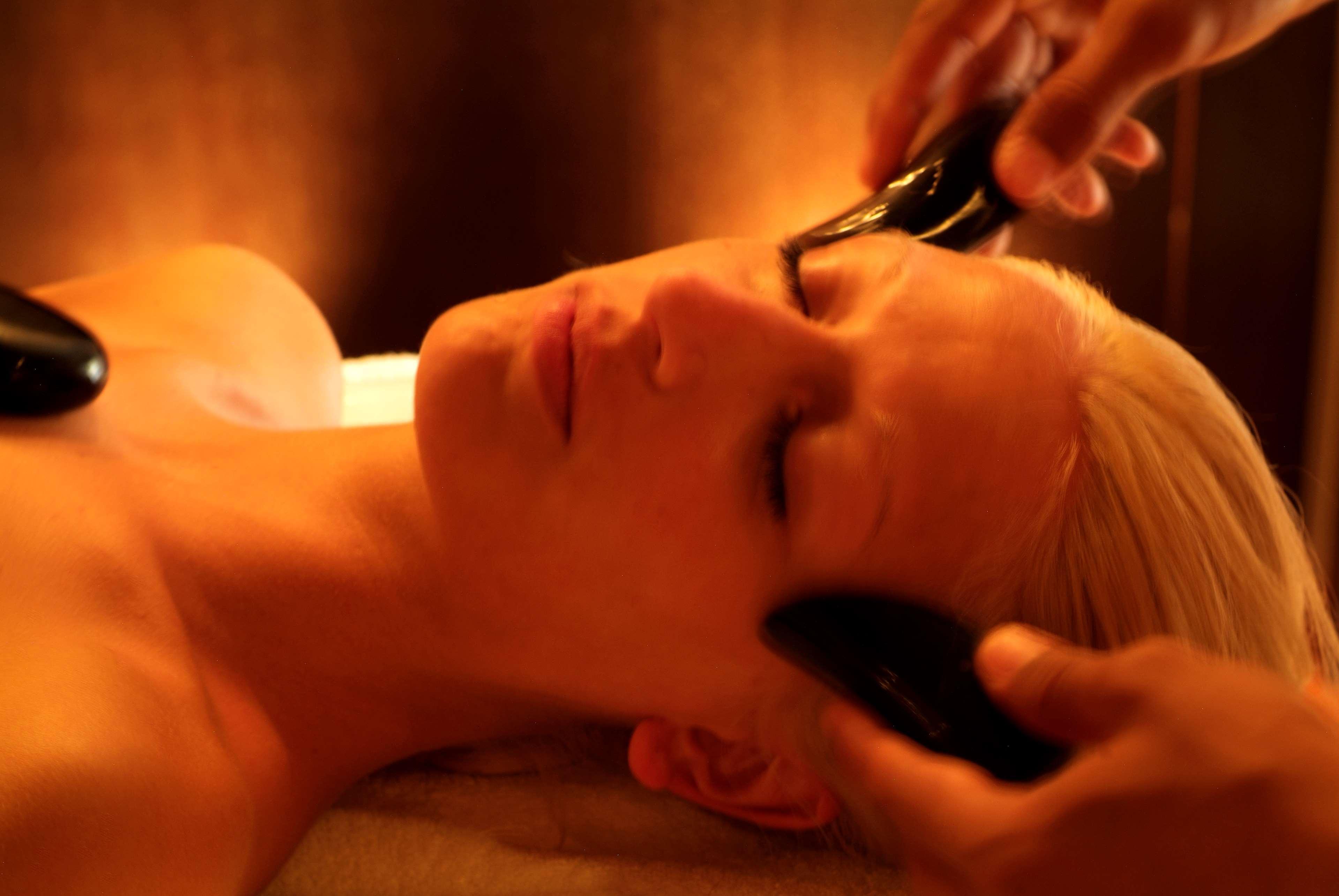 فندق راديسون بلو بالاس ريزورت آند ثالاسو، جربة مزرايا المظهر الخارجي الصورة A woman receiving a facial stone massage