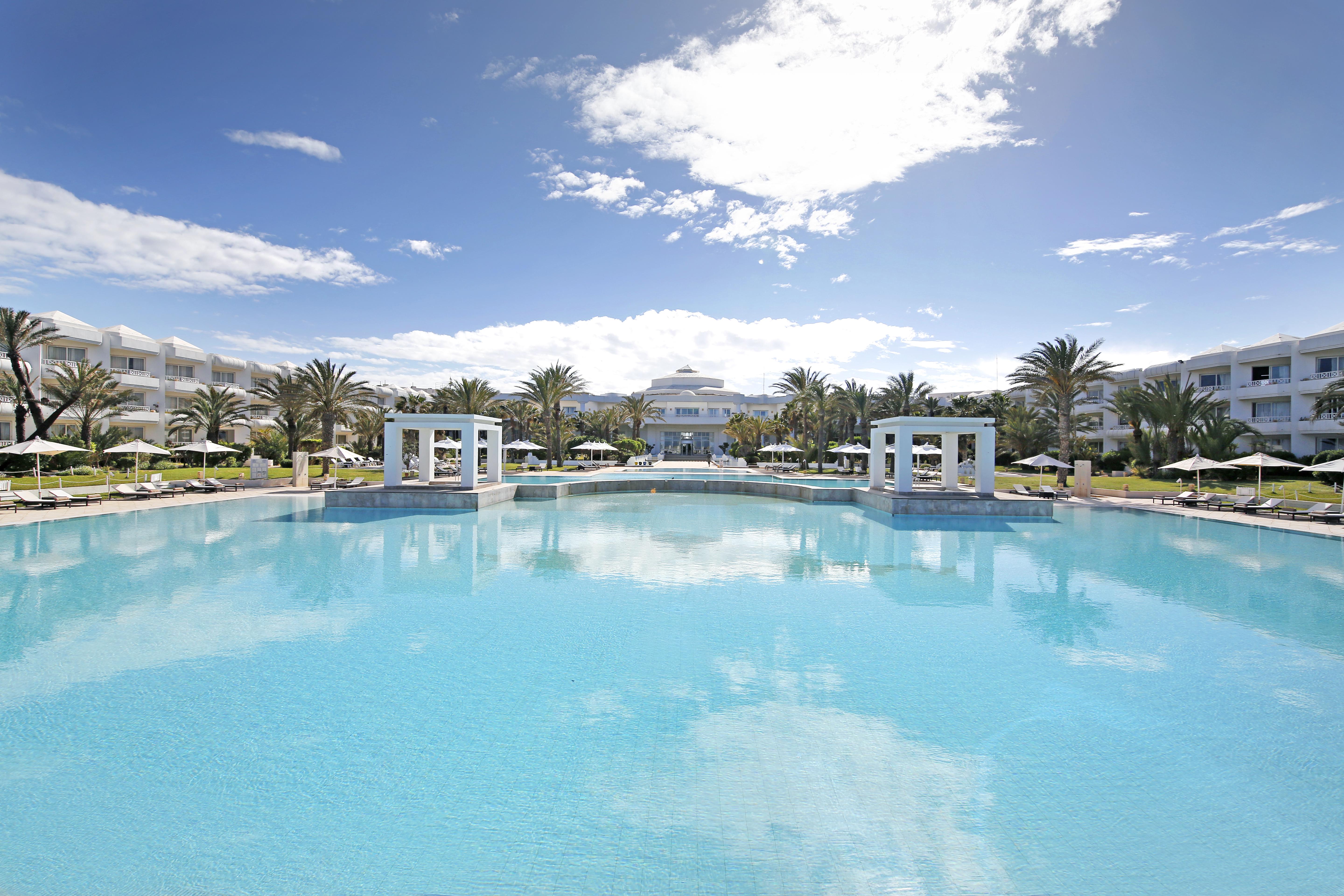 فندق راديسون بلو بالاس ريزورت آند ثالاسو، جربة مزرايا المظهر الخارجي الصورة The swimming pool at the hotel
